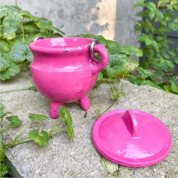 NEW Hot Pink Cast Iron
Mini Cauldron - Picture 2 of 5